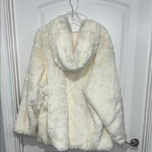 Women’s heavy faux fur cream dress coat - Picture 3 of 3